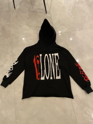 Vlone x Palm Angels  - Aldrig använt bara haft den i garderoben. Kan säga att den är i jätte bra skick. Hoodien är väldigt sällsynt, svårt och få tag på. Vill du ha mer info skriv till mig!