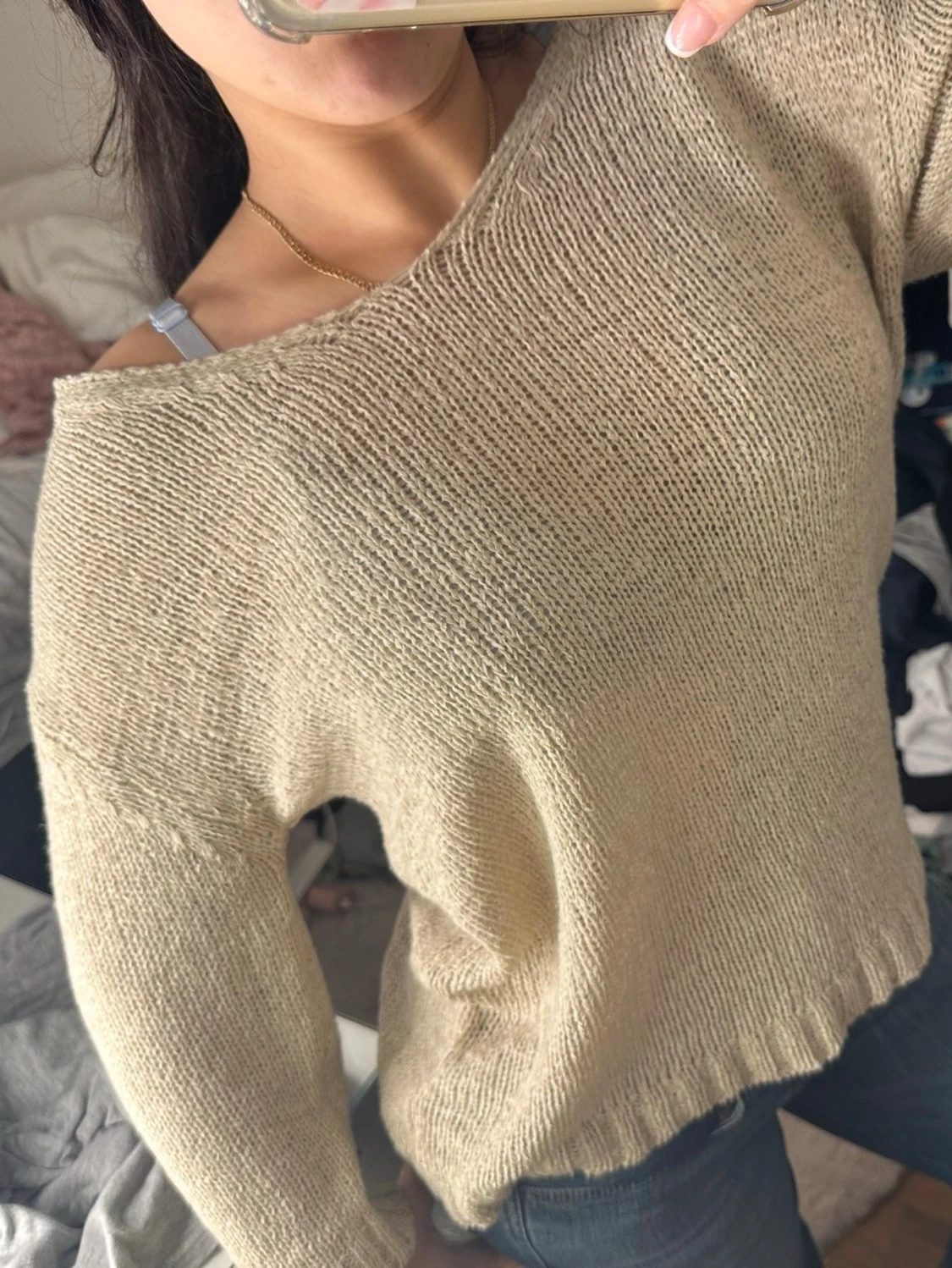 Beige stickad tröja med bred hals