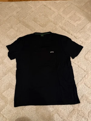 Hugo Boss Tröja – Svart - Hugo Boss Tröja – Svart 👕 Storlek: M 🖤 Färg: Svart 🔄 Skick: 8/10 – använd men i fint skick, inga defekter 💎 Märke: Hugo Boss