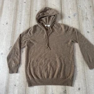 Tröja i merinoull - Tröja i merinoull i färgen beige. Storlek S. Mycket fint skick, helt oanvänd.