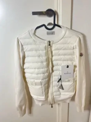  Moncler cardigan  - Säljer min nya fina moncler jacka! I storlek S , pris lapp finns kvar, kan gå ner i pris vid snabba köp 