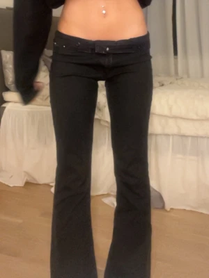 Lågmidjade jeans - Svarta jeans från H&Ms barnavdelning i storlek 164. Midjan går även att justera🫶🏻 Midjemått: 36cm Innerbenslänhd: 75cm