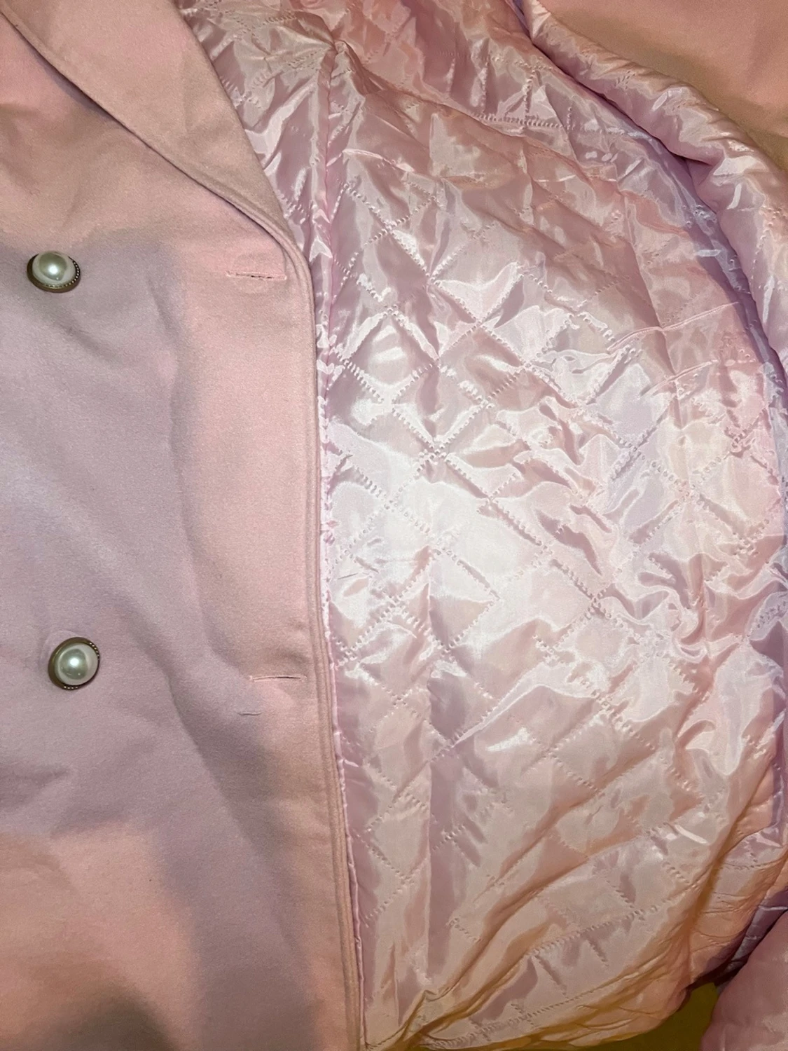 Rosa trenchcoat ,kappa med fuskpäls och pärlknappar och bälte  - 4