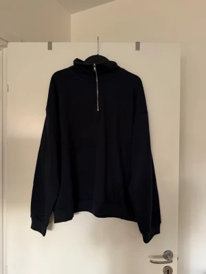 Sweatshirt mörkblå  - Storlek XL. Aldrig använd. 