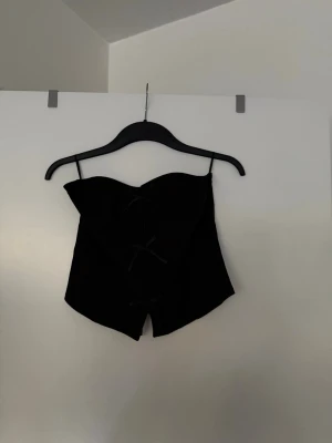 Tubtopp med rosetter  - Storlek XL. Liten i storlek. Aldrig använd. 