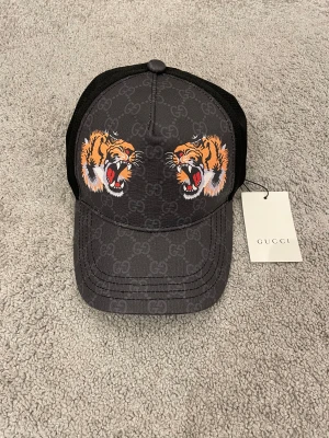 Guci keps med tiger svart - Mycket fin guci keps i svart med tiger motiv helt ny och oanvänd