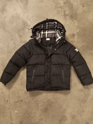 Svart pufferjacka från Burberry - Burberry puffer, never used, in perfect condition. Size S fits also to M. Posting in 24h. Feel free to ask anything?