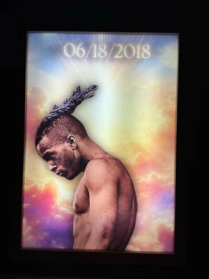 Unika belysta konsttavlorlamp – stjärnporträtt i egen design - har två visuella uttryck: – svartvita när de är avstängda – färgade när ljuset tänds, vilket ger ett starkt och exklusivt intryck.  Detta är inte massproducerade produkter, utan ett eget designkoncept där konst och belysning möts.