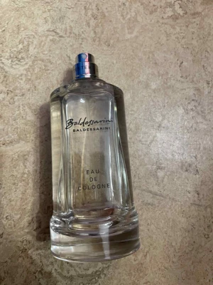 Baldessarini Eau de Cologne 75ml - Fräsch Eau de Cologne från Baldessarini, 75ml. Perfekt för dig som vill ha en stilren och klassisk doft. Tillverkad i Tyskland.