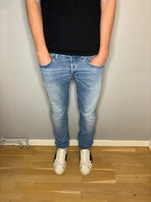 DonDup Jeans - DonDup Jeans i den bästa modellen George| Storlek: 31= ungefär W31/L32| Modellen är 177 cm| Skick: 9/10 defekten finns på näst sista bilden och det är igensyddade för de var slitage innan, annars topp skick!| Pris:599kr| Priset går alltid att diskutera!|