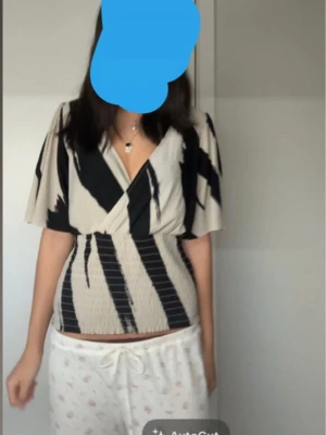 blus - säljer denna jätte fina blusen i stl m❤️ knappt använd och jätte fin verkligen! inga defekter!