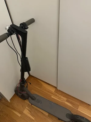 Xiaomi elsparkcykel (ca 27 km/h) - Säljer min felfria elsparkcykel då den ej kommer till användning längre. Däcken är även punkteringsfria. Hör av dig vid frågor🙏👍