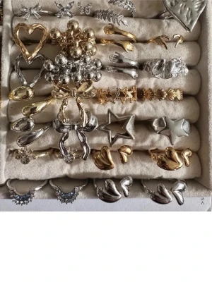 Ringar till salu  - Bilden visar ett urval av ringar i olika former och färger, alla ringar ska bort 50KR styck slut rea