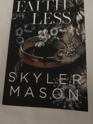 Faithless - En gripande roman om kärlek, svek och att hitta sig själv. Perfekt för unga vuxna som gillar intensiva relationer och dramatiska vändningar. Omslaget med en bruten ring och blommor ger en känsla av förlorad romantik och mörka hemligheter. 18+ boken är på engelska 