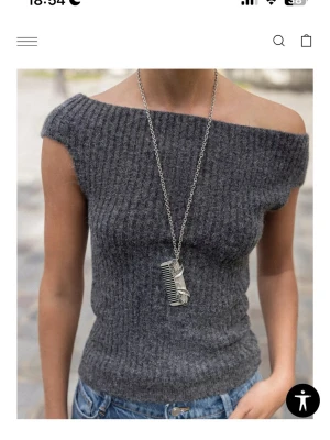 offshoulder topp🥰 - Säljer en jätte fin mörkgrå stickad topp med offshoulder-design från Zara❤️storleken är M! Nypris 329kr