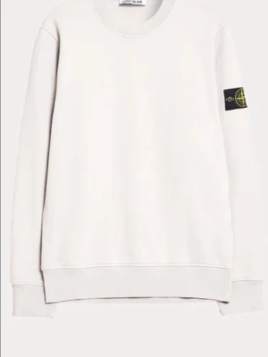 Stone Island sweatshirt i olika färger - Sweatshirt från Stone Island med klassisk rund hals och ribbade muddar. Finns i vit, grå, svart och ljusrosa. Tröjan har lång ärm och ikonisk logopatch på vänster ärm. Perfekt för dig som gillar stilrena och enkla plagg med streetkänsla.