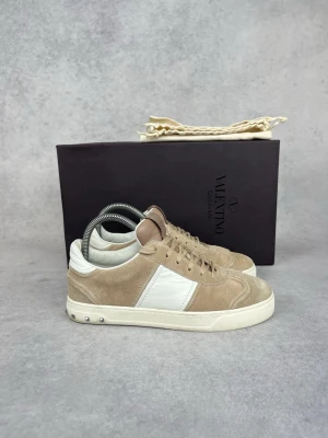 Valentino flycrew  sneakers - – Condition: 9/10 - all spikes are still on  – Color: White & beige  – What is included: Only the sneakers  – Retail price: 7400 + SEK