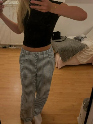 Arket linnebyxor  - Säljer mina favoritlinnebyxor från ARKET då de blivit för korta, i nyskick💞Nypris 690kr