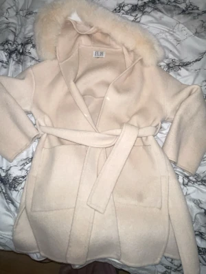 Fur Stockholm Pälskappa - Köpt från Fur Stockholm, säljs för den inte kommer till användning. Inga defekter, skriv till mig privat för bilder när den sitter på. Köparen står för frakt!