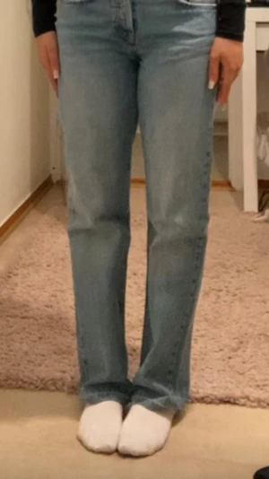 Straight jeans Zara - Ljusblå straight jeans från Zara i storlek 36. Jeansen är i mid waist. Dem är uppklippta och passar mig som är 161cm 