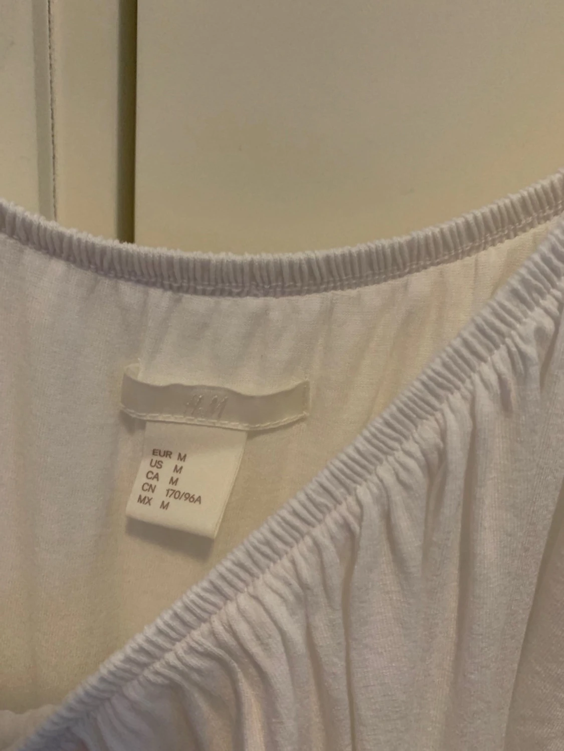 Vit topp med volang från H&M - 2