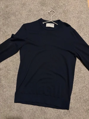 Mörkblå tröja från Selected Homme - Säljer en stilren mörkblå tröja från Selected Homme. Tröjan har rund halsringning och långa ärmar. Tröjan är S men kan även passa M