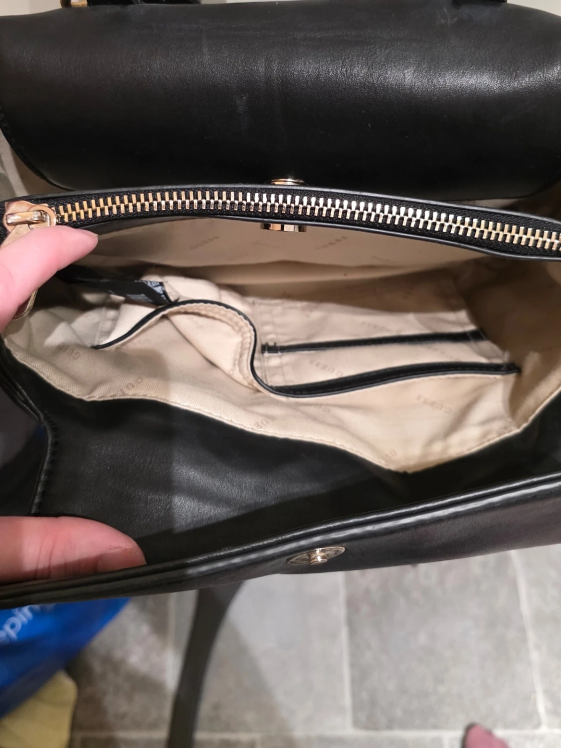 Svart handväska från Guess - 6