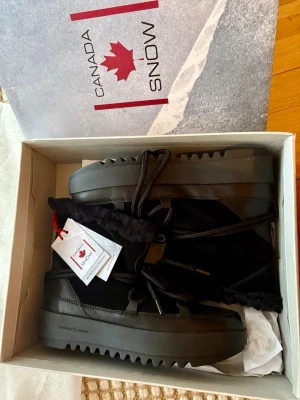 Canada Snow Mount Marty Vinterkängor - Svarta - Strl.39 - Helt nya i originalkartong med lappar kvar enligt bilder!  Strl.39  Nypris 2400kr på Scorett. Mer info: https://www.scorett.se/dam/skor/kangor-boots/mount-marty-kangor-1?att=NDE=