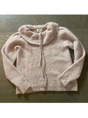 Ljusrosa stickad ullmixad kofta från Object - Superfin ljusrosa ullblend stickad kofta från Object i storlek M. Koftan har en bred krage med knytband framtill och långa ärmar. Materialet är mjukt och fluffigt, perfekt för kyliga dagar. Enkel att matcha med jeans eller kjol för en chill look. Liten i strl så passar öven xs/s. Lite nopprig men inget störande❤️ Använd gärna köp nu❤️