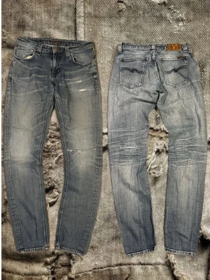 Nudie jeans med slitningar - Tjenare! Ett par sjukt feta jeans från nudie | Skick: bra/mycket bra | size: W28 L32 | Köpta på vinted men dom passade tyvärr inte så säljer vidare | Hör av er vid minsta lilla!
