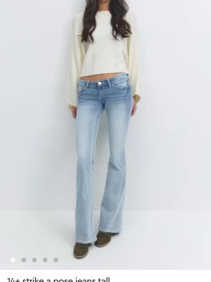 Ljusblå bootcut jeans med broderi - Snygga ljusblå jeans med bootcut-modell och låg midja från Gina tricot, jeansen har klassisk femficksdesign och broderade detaljer på bakfickorna. Tillverkade i mjukt denimtyg som ger en skön passform och en avslappnad vibe. Dem är helt nya förpackningar är kvar, dem är för små för mig så därför jag säljer💞 skriv privat för egna bilder Eller frågor💞