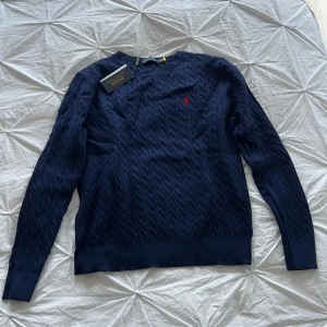 Marinblå stickad tröja Polo Ralph Lauren - Säljer en marinblå stickad tröja från Polo Ralph Lauren, storlek M men sitter som en S