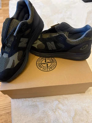 New Balance x Stone Island 991 V2 sneakers - Säljer ett par New Balance 991 V2 sneakers i samarbete med Stone Island. Märket syns tydligt på sidan och tungan. PRIS KAN DISKUTERAS! STORLEK 46,5