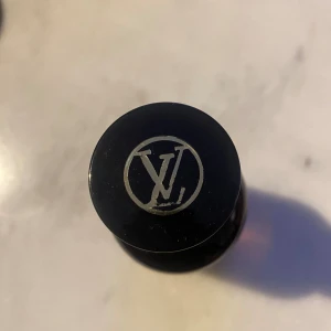 Louis vuitton parfym les sables roses - Små skavanker på produkten och saknas låda ses på bilderna