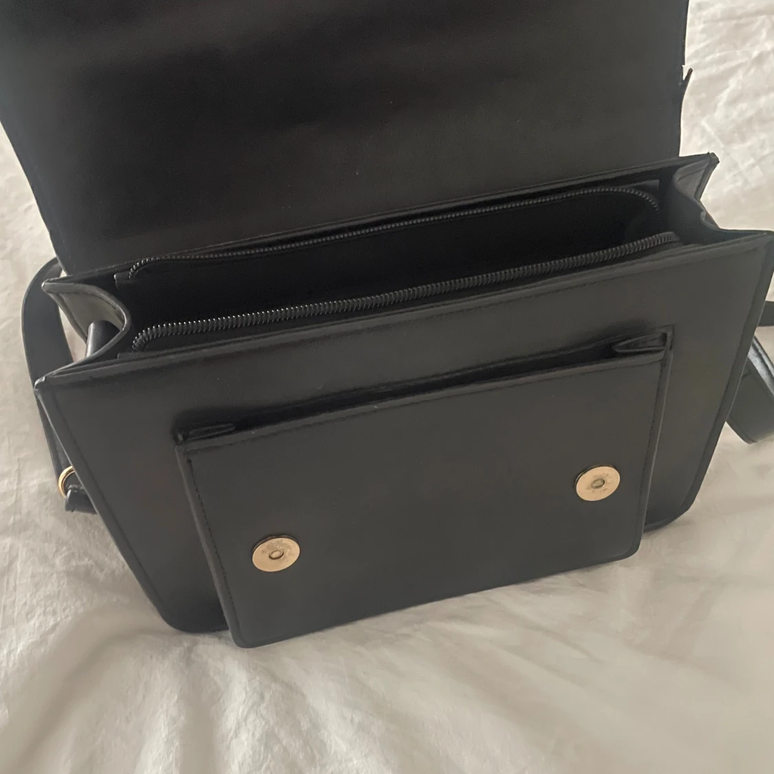 Svart axelväska i skinn med dragkedja - 1