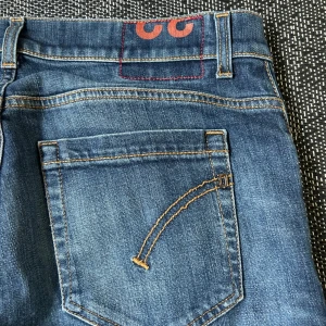 Dondup jeans - Dondup jeans i dunder skick! Hör av dig vid frågor och kolla gärna in min profil. Modellen på bilden är 175cm, men har lite häng!