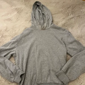 Grå hoodie från Divided, storlek S - Mjuk och enkel grå hoodie från Divided i storlek S. 