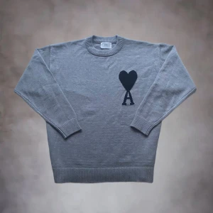 Ami paris tröja - Titel: AMI Paris Tröja - Storlek M - Helt Ny!  Beskrivning:  Säljer en helt ny och oanvänd tröja från det populära märket AMI Paris i storlek M. Tröjan är i perfekt skick och aldrig använd. Perfekt för den som vill ha en stilren och trendig tröja av hög kvalitet.  *   Märke: AMI Paris *   Storlek: M *   Skick: Ny  Missa inte chansen att lägga vantarna på denna exklusiva tröja! Kontakta mig om du har några frågor.