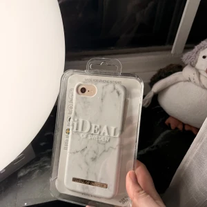 iDeal of Sweden White Marble Case för iPhone 8/7/6/6S NYTT! - Stilrent mobilskal med vit marmordesign, kompatibelt med iPhone 8/7/6/6S. Slimmad och lätt design, stödjer trådlös laddning. Svensk design, levereras i originalförpackning nytt 