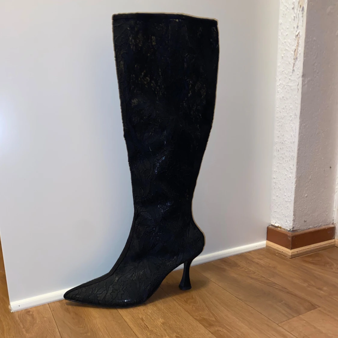Knähöga boots med klack