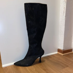 Knähöga boots med klack - Knähöga boots med klack från Nelly, spets material, storlek 38, klacken är ca 7cm och dem är ej använda 
