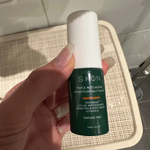 S:KON serum - Fräscht serum från S:KON med anti-age-effekt. Innehåller antioxidanter, grönt te, mynta och vitamin E. Kommer i en grön och vit flaska på 15 ml. Parfymfri och dermatologiskt testad, perfekt för att boosta huden under dagen.