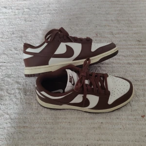 Bruna Nike dunk low  - Säljer ett par bruna Nike dunk low i storlek 38. Super bekväma och oanvända. Köpta på vinted, men var inte riktig vad jag letade efter. För fler frågor eller bilder är det bara att skriva ☺️