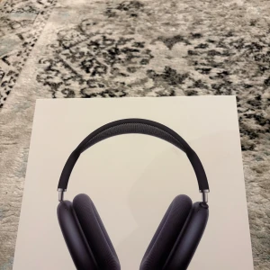 AirPods Max - Snygga Apple AirPods Max i Space Gray, komplett med originalförpackning, laddkabel och skyddsfodral. Hörlurarna är i mycket gott skick utan synligt slitage. Premium ljud, aktiv brusreducering och bekväm passform. Perfekt för musik, film och samtal.