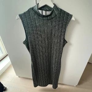 Klänning från Vila - Supersnygg ärmlös kortklänning med glittriga silverränder.