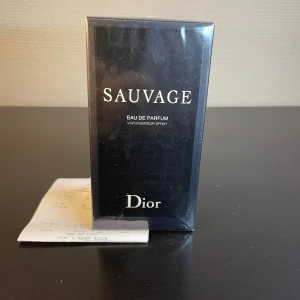 Dior Sauvage Eau de Parfum - Helt ny 100 ml också en parfym, pris går o diskuteras Paketerpris går och fixa för köp av fler parfymer