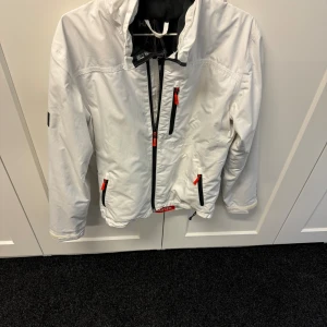 Helly Hansen jacka - Vit Storlek S Från Helly Hansen Finns viss slitage på insidan i fodret men inget som märks av vid användning ( se sista bild, höger nere )