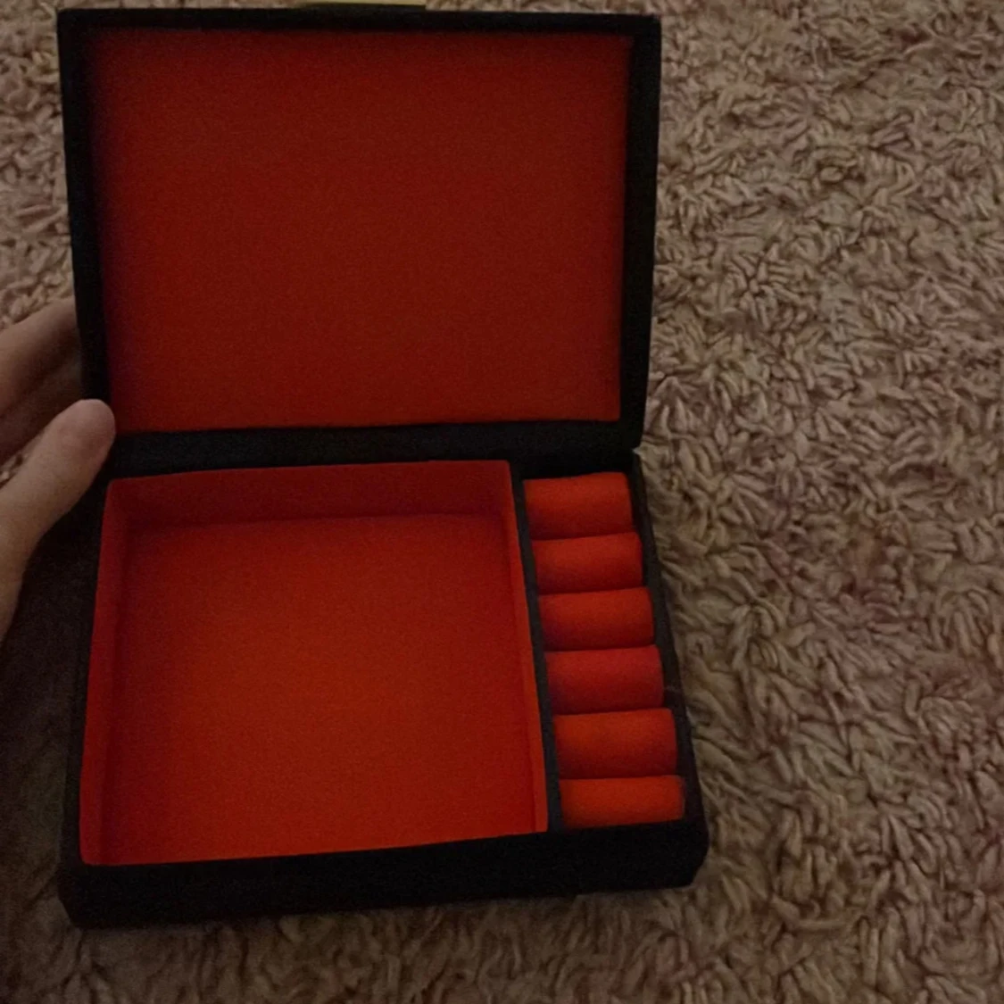 Broderad smyckesask med blommor - 1