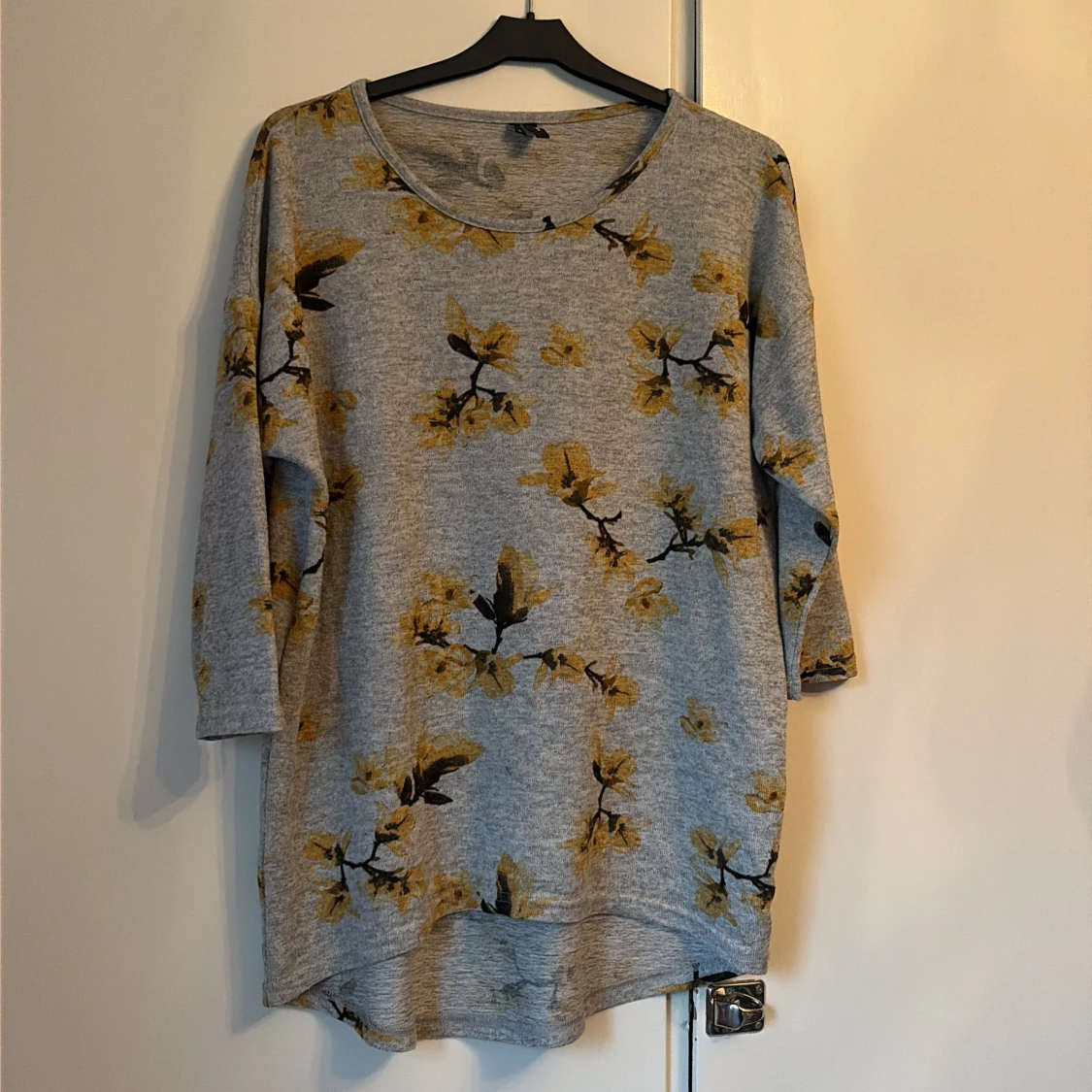 Grå blommig topp från Vero Moda