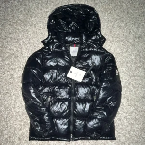 Moncler Maya  - Moncler maya helt ny färgen är svart, inte använd kommer med alla tags, Priset är prutat och klart först till kvarn!